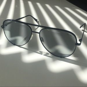 Quay x Desi Perkins High Key Blk/Slv sunglasses